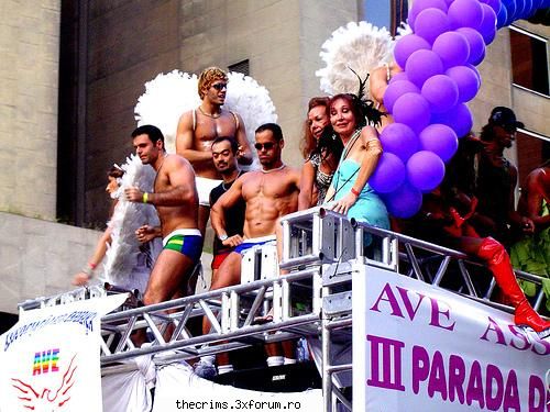 ala blond cu aripi si chilotzi albi e rahzel :) parada gay