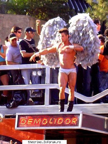 parada gay - ba mai bine asta....demolatorul de inimi :) - Altceva(*nou)